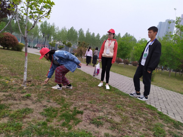 学生党员检查劳动场地1.jpg 学生党员检查劳动场地1.jpg