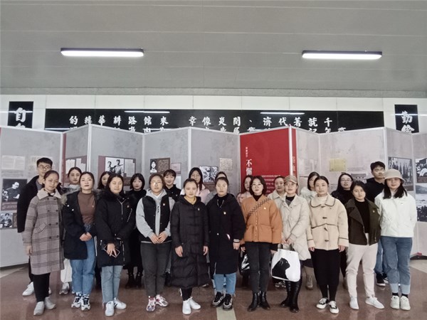 观看不忘初心主题展馆2.jpg 观看不忘初心主题展馆2.jpg