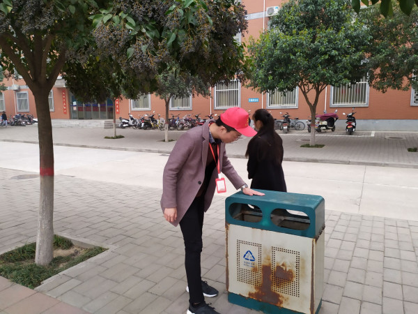 学生党员检查劳动场地2.jpg 学生党员检查劳动场地2.jpg