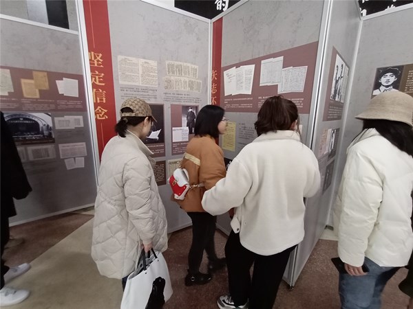 观看不忘初心主题展馆1.jpg 观看不忘初心主题展馆1.jpg